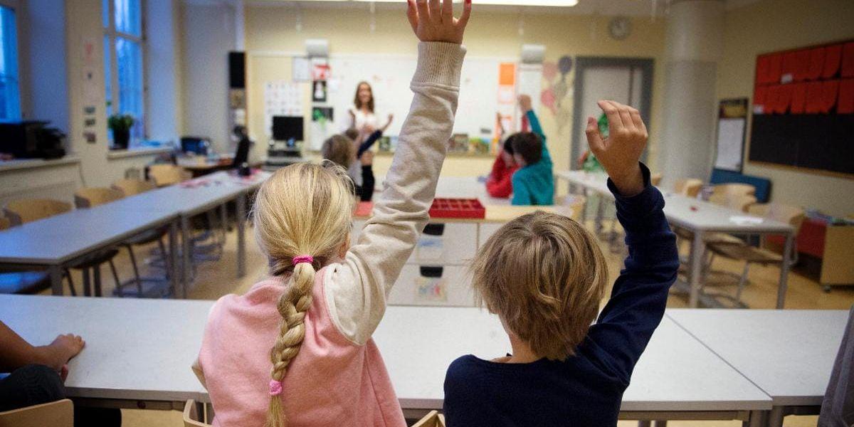 Får mer pengar. Grundskolan i Vänersborg får 11 extra miljonern kronor det här året. Anledningen är att eleverna har blivit fler än man räknat med.