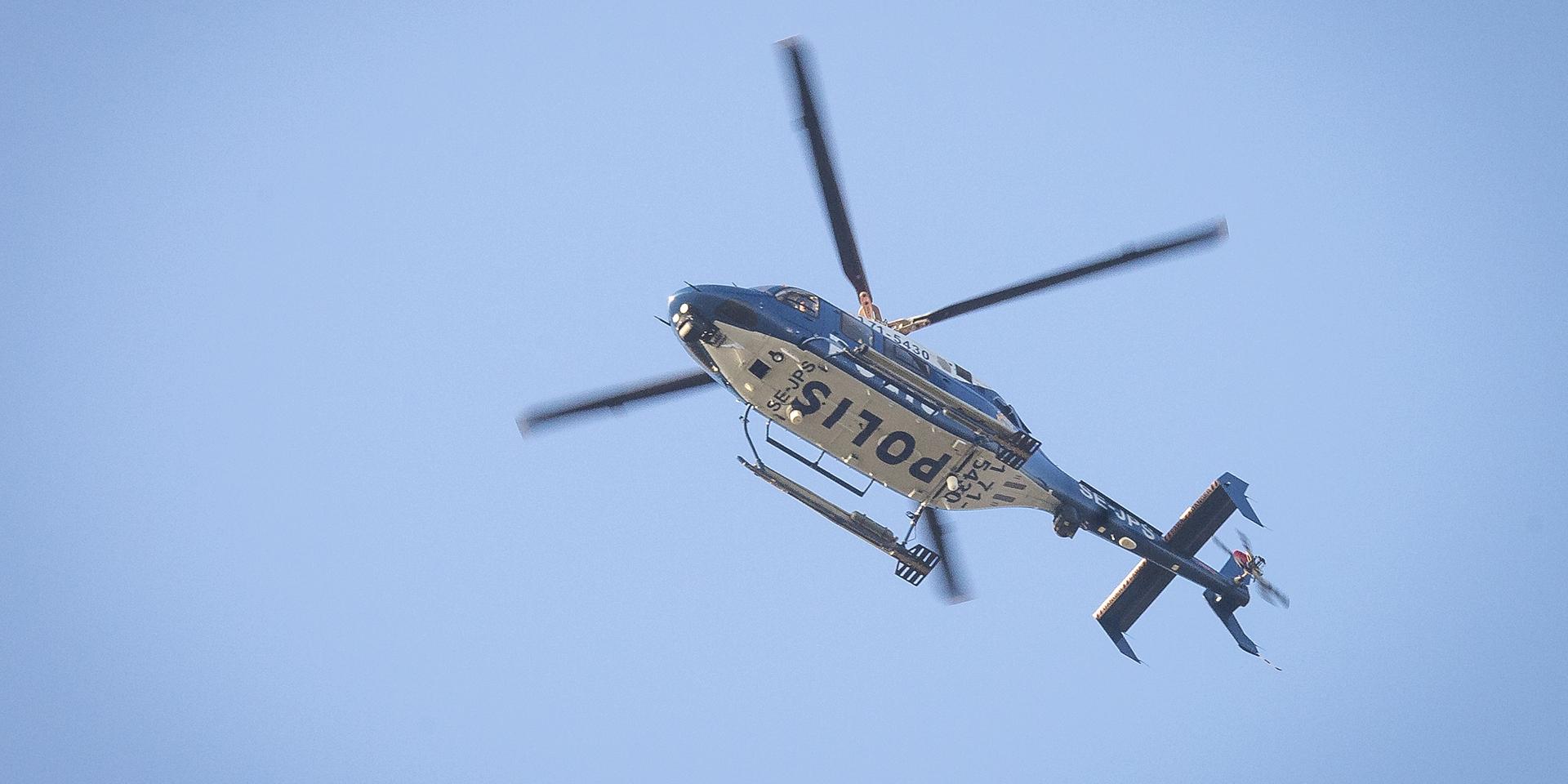 Polispatruller, sökhundar och helikopter med värmekameror har letat efter en man i 35-årsåldern. 