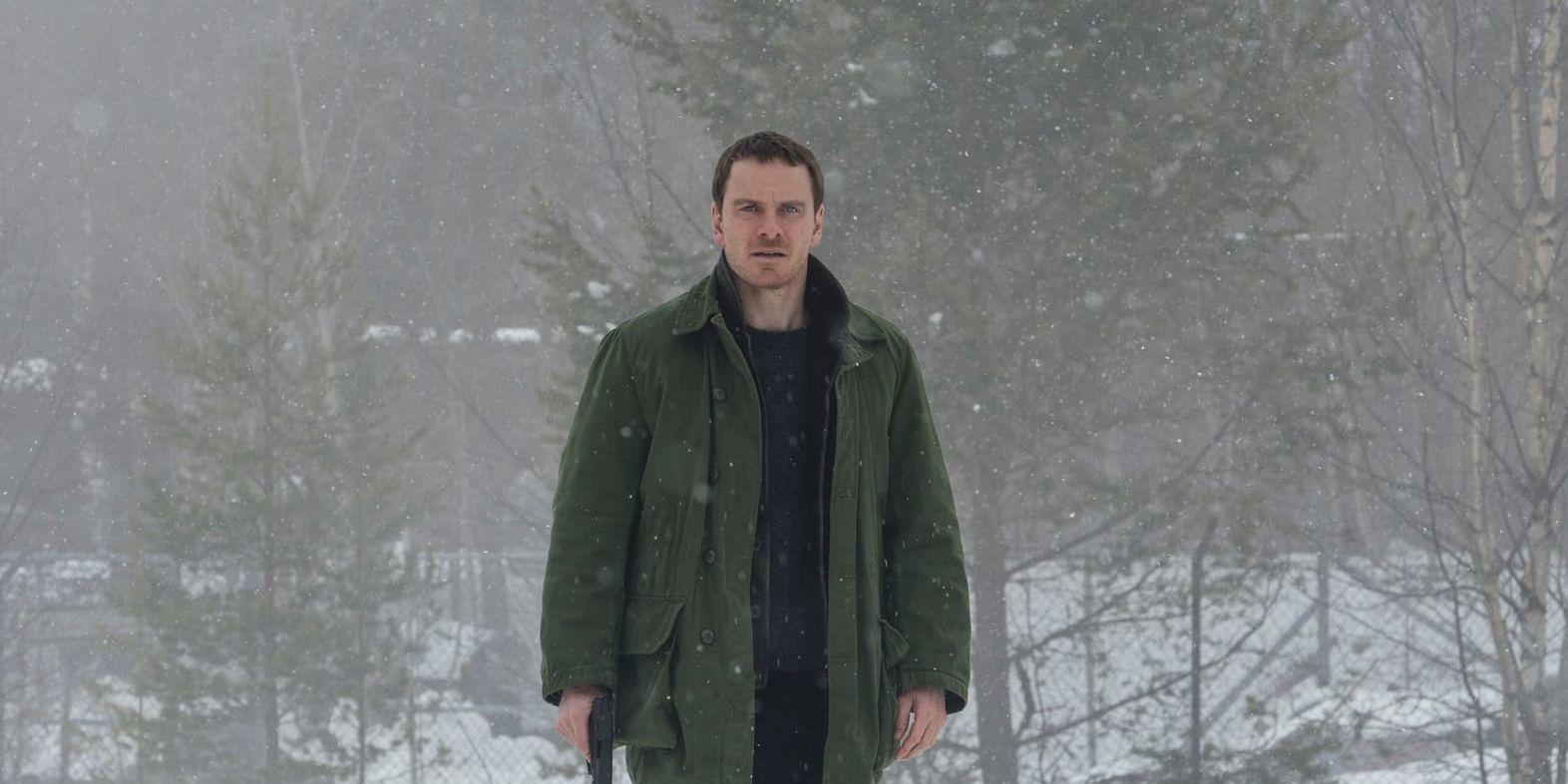 Michael Fassbender i "Snömannen", veckans tvåa på biotoppen. Pressbild.