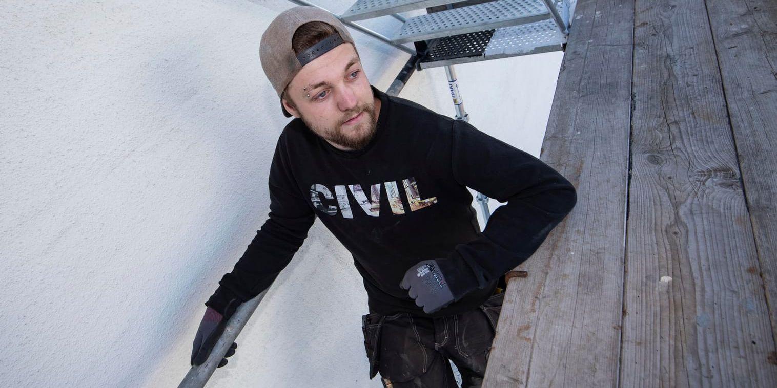 Plåtslagarlärlingen Emil Karlsson, 21, skadades när byggnadsställningen han stod på gav vika.