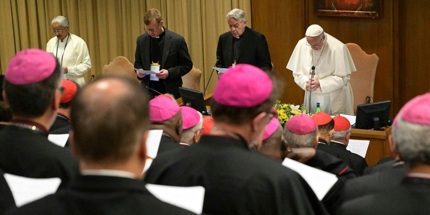 Påve Franciskus i bön under öppningen av toppmötet i Vatikanen.