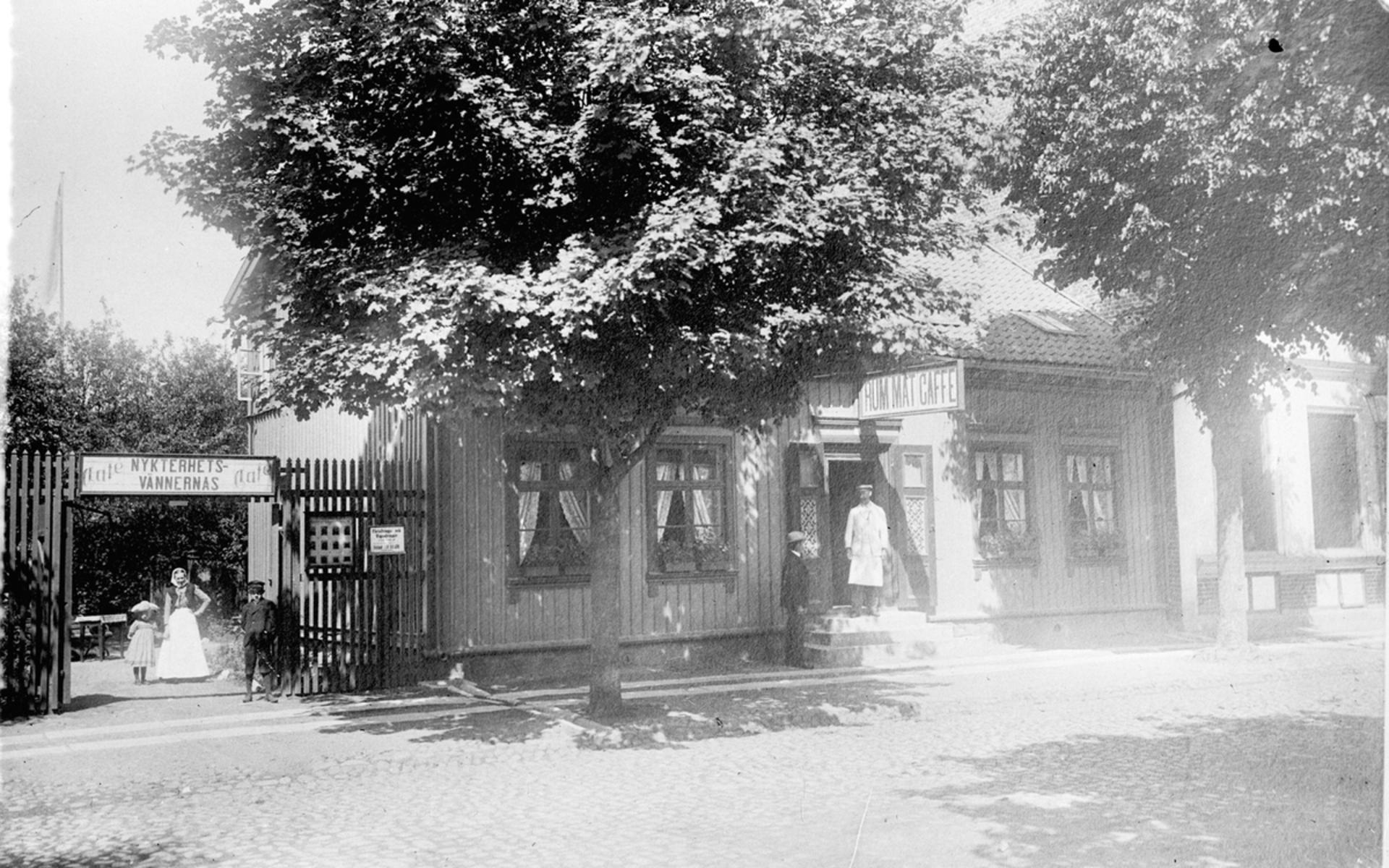 Amanda Nordfeldt utanför Nordfeldts konditori, Edsgatan 12 i Vänersborg. Bilden är från cirka 1900.
