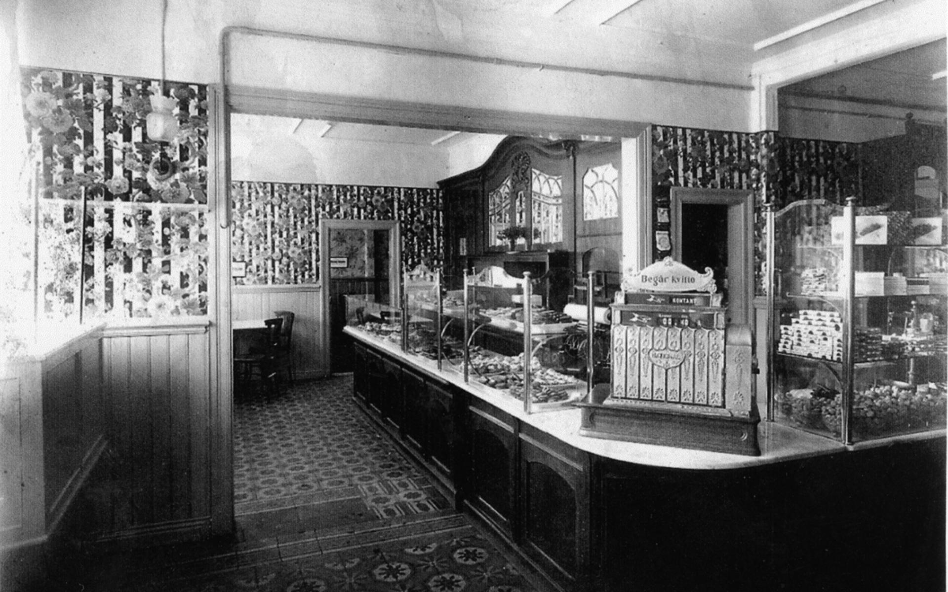 Interiör på Nordfeldts konditori och bageri i Vänersborg. Bilden är från cirka 1910.
