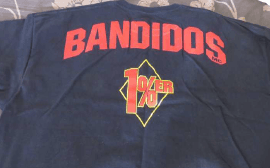 I mannens bostad hittades flera kläder med Bandidosemblem. Bild: Polisen