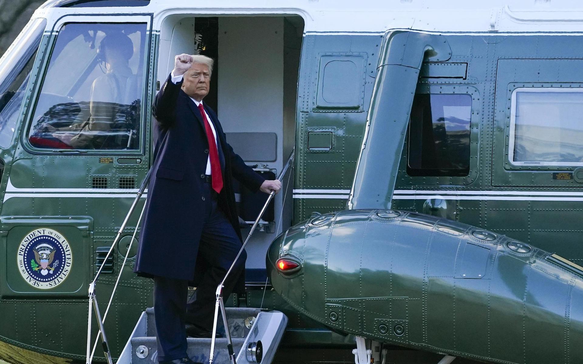 Donald Trump går på Marine One på väg till talet på en flygbas.