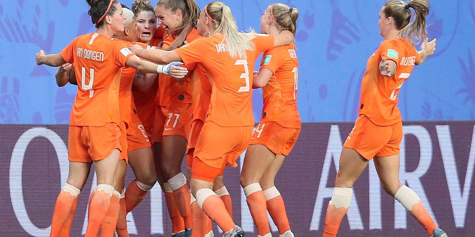 Nederländerna jublar efter Lieke Martens 1–0-mål.