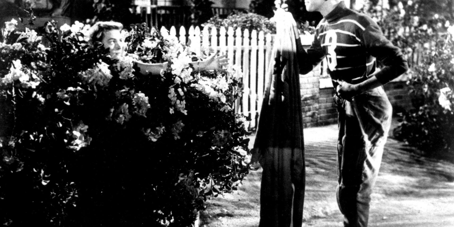James Stewart och Donna Reed (i buskarna) i filmen 'Ett underbart liv' av Frank Capra. Pressbild.