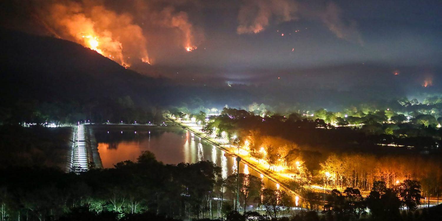 Elden i bergen nordost om Bangkok.