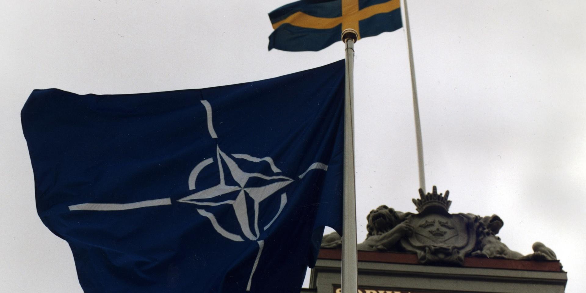 *Allt fler svenskar är positiva till NATO. Nej-sidan har minskat men andelen osäkra har ökat*ARKIVBILD-STOCKHOLM 19961030 - Nato-flaggan vajar tillsammans med svenska flaggan utanför utrikesdepartementet med anledning av Javier Solanas besök i Sverige som generalsekreterare för NATO Foto: Hans T Dahlskog  Kod: 1003 COPYRIGHT SCANPIX SWEDEN