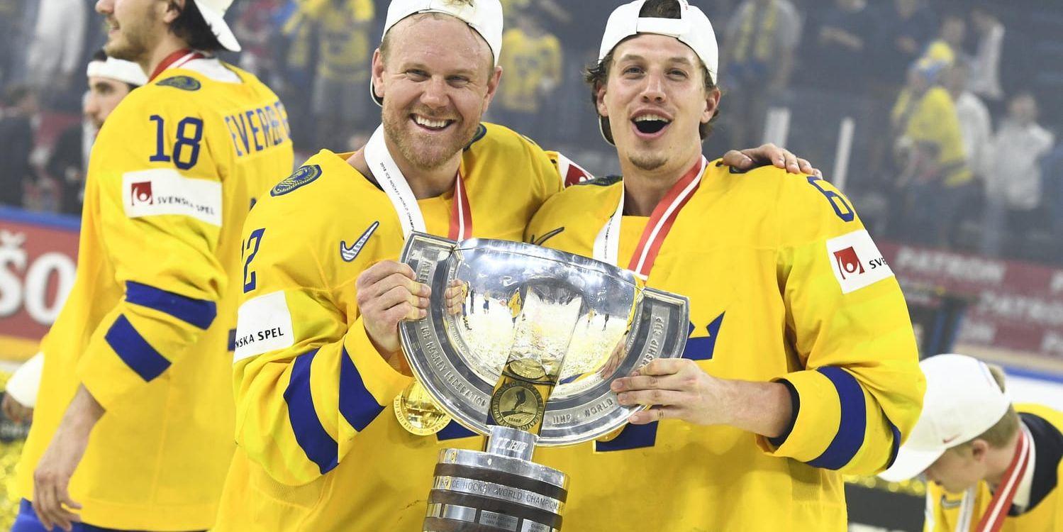 Patric Hörnqvist, vänster, och Rickard Rakell med VM-pokalen i Danmark i fjol. Arkivbild.