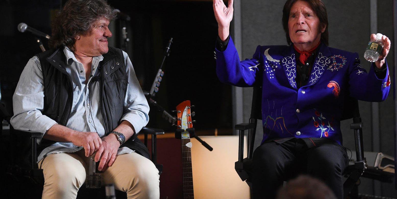 Arrangören Michael Lang och artisten John Fogerty vid en presskonferens om den nya Woodstockfestivalen. Arkivbild.
