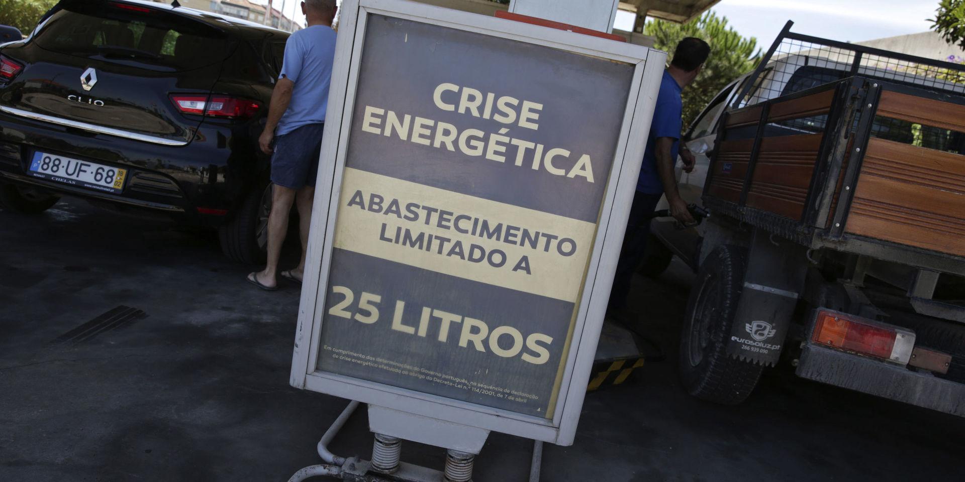 En skylt vid en mack i Aveiras utanför Lissabon upplyser att det bara är tillåtet att tanka 25 liter åt gången.