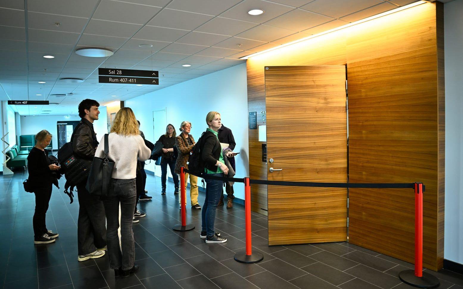 På tisdagen började rättegången i Attunda tingsrätts lokaler.