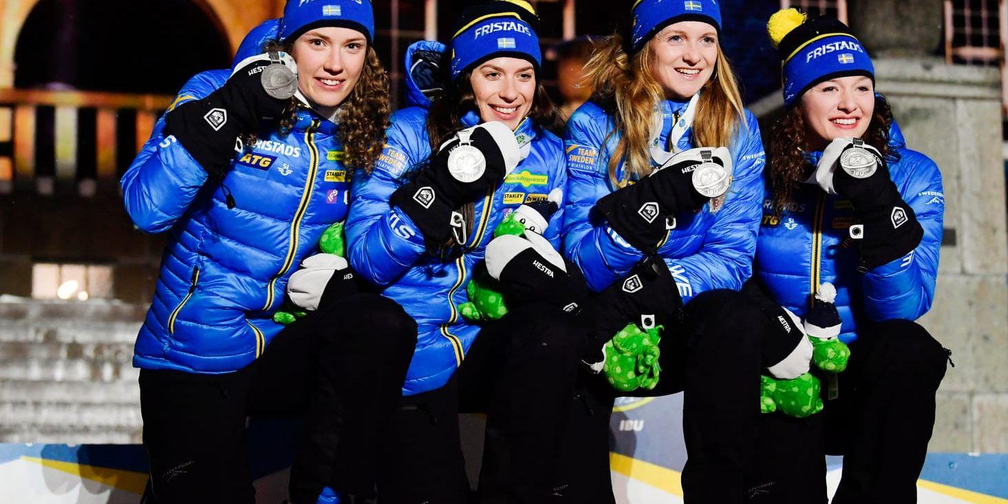 Hanna Öberg, Anna Magnusson, Mona Brorsson och Linn Persson med sina VM-medaljer. Sveriges första i en VM-stafett sedan 1988.