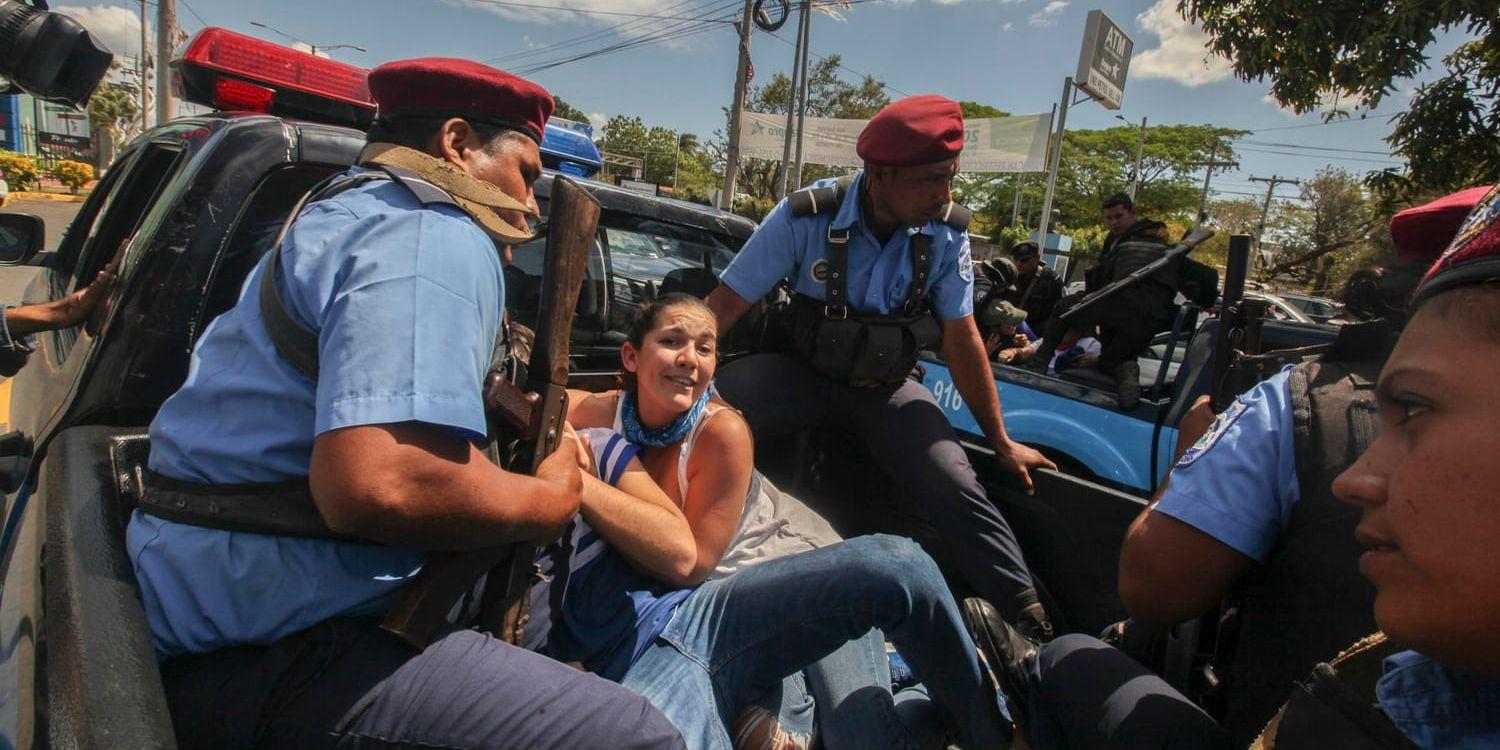Polis griper demonstranter i Managua, Nicaragua. Landets regering förbjöd oppositionella demonstrationer i september 2018.