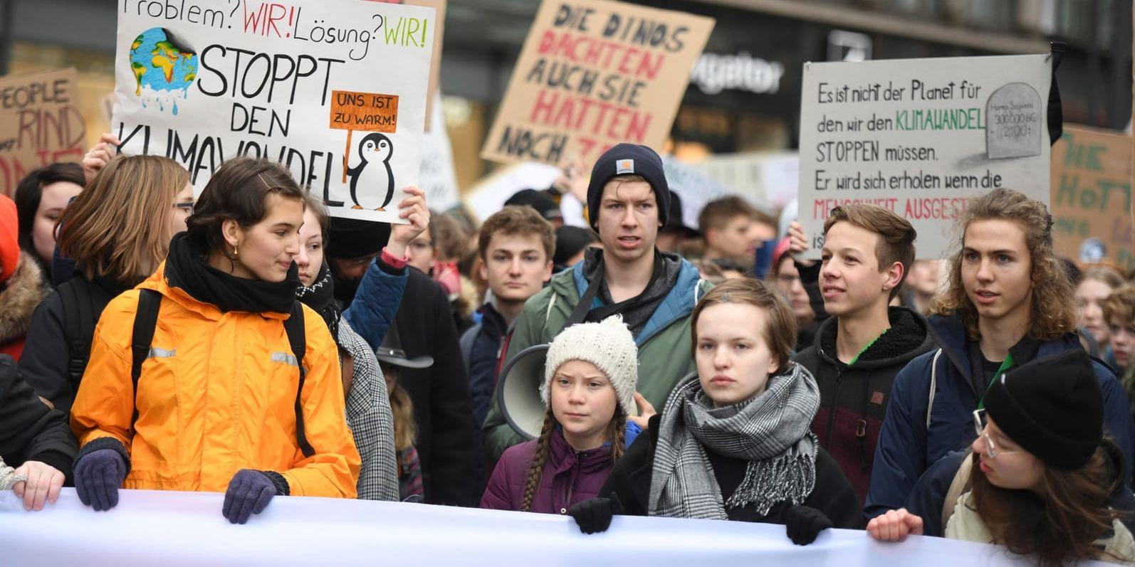 Den svenska klimataktivisten Greta Thunberg och andra skolungdomar får stöd av förbundskansler Angela Merkel.