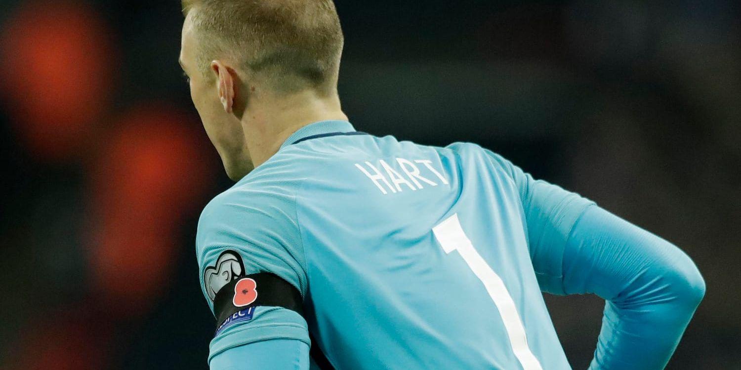 En vallmoblomma på landslagsmålvakten Joe Harts arm. Nu tillåter Fifa England att hedra krigets offer. Arkivbild.