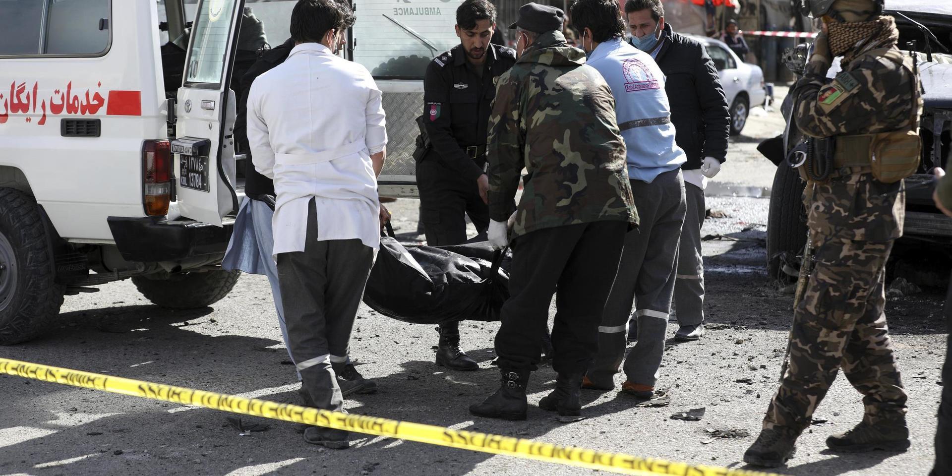 Ett offer för ett bombdåd i Kabul i Afghanistan tidigare i februari förs bort.