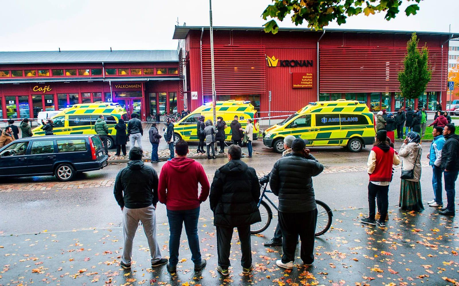 Flera ambulanser skickades till Kronan efter dådet. Bild: Stefan Bennhage