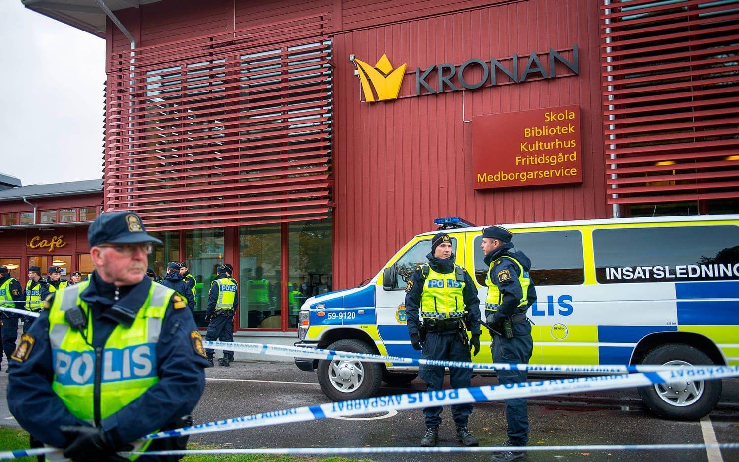 Flera polispatruller skickades till Kronan. Bild: Stefan Bennhage