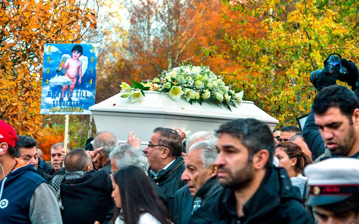 Många människor var på plats under begravningen av elevassistenten Lavin Eskandar. Bild: Stefan Bennhage