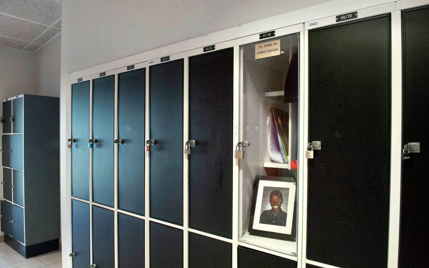 På skolan har man gjort om Ahmed Hassans elevskåp till ett minnesskåp. Bild: Stefan Bennhage