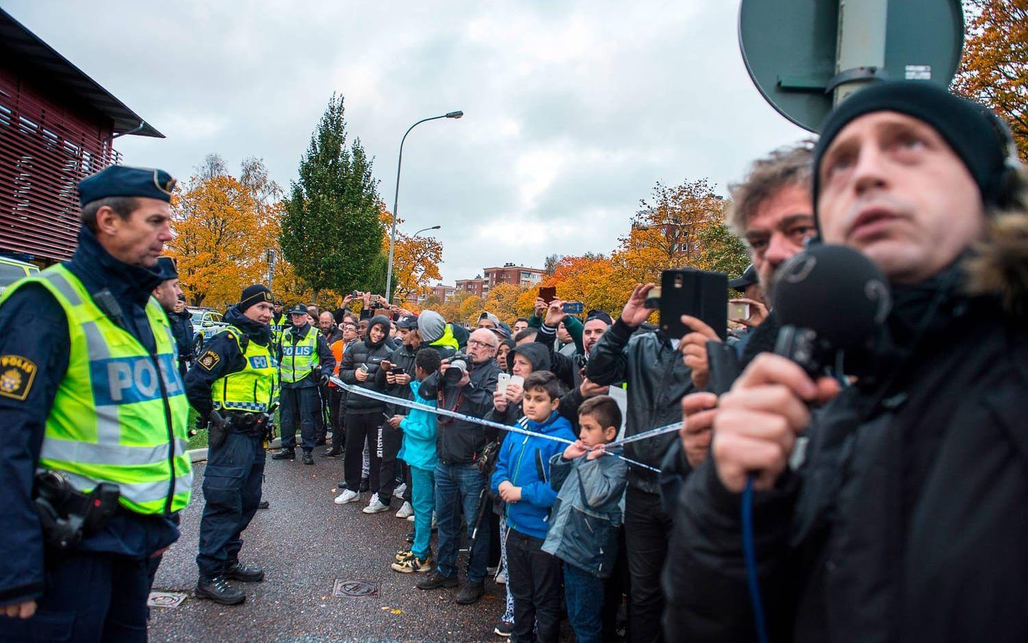 Snabbt samlades flera hundra oroliga människor utanför Kronan. Bild: Stefan Bennhage