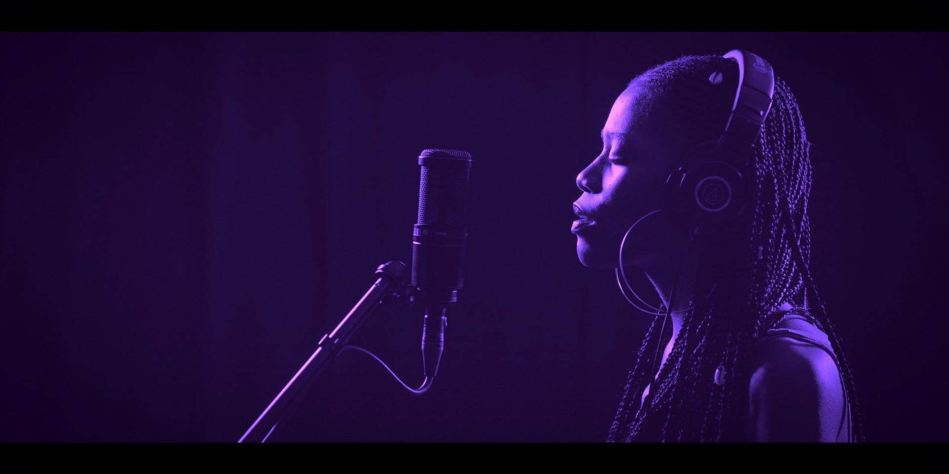 Multimediakonstnären Gabrielle Goliaths text- ljus- och videoinstallation 'This song is for...' från 2019 är ett av verken som visas i utställningen. Verket består av musik inspelad för sydafrikanska våldtäktsoffer. Pressbild.