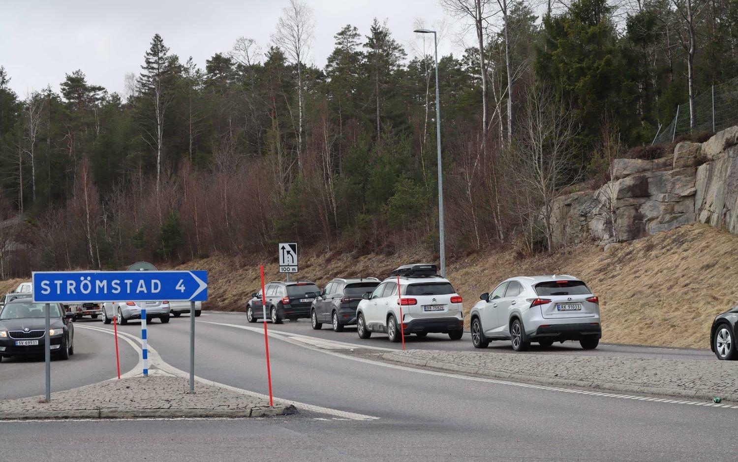 Nu rullar de norska bilburna ungdomarna in i Strömstad. Bild: Lars-Henrik Aas.