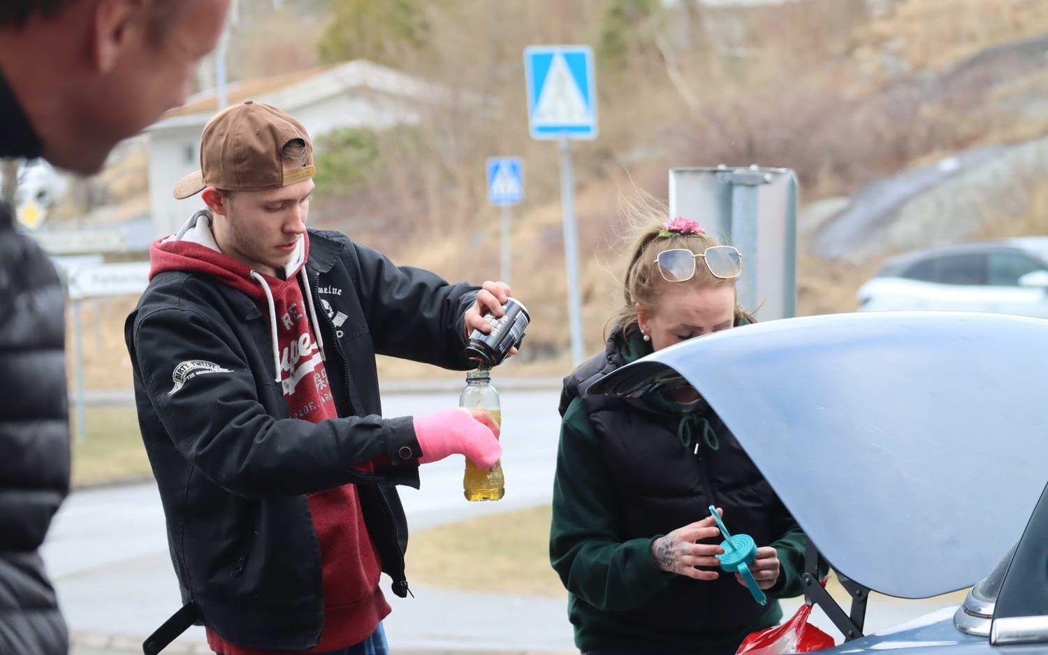 Nu rullar de norska bilburna ungdomarna in i Strömstad. Bild: Lars-Henrik Aas.
