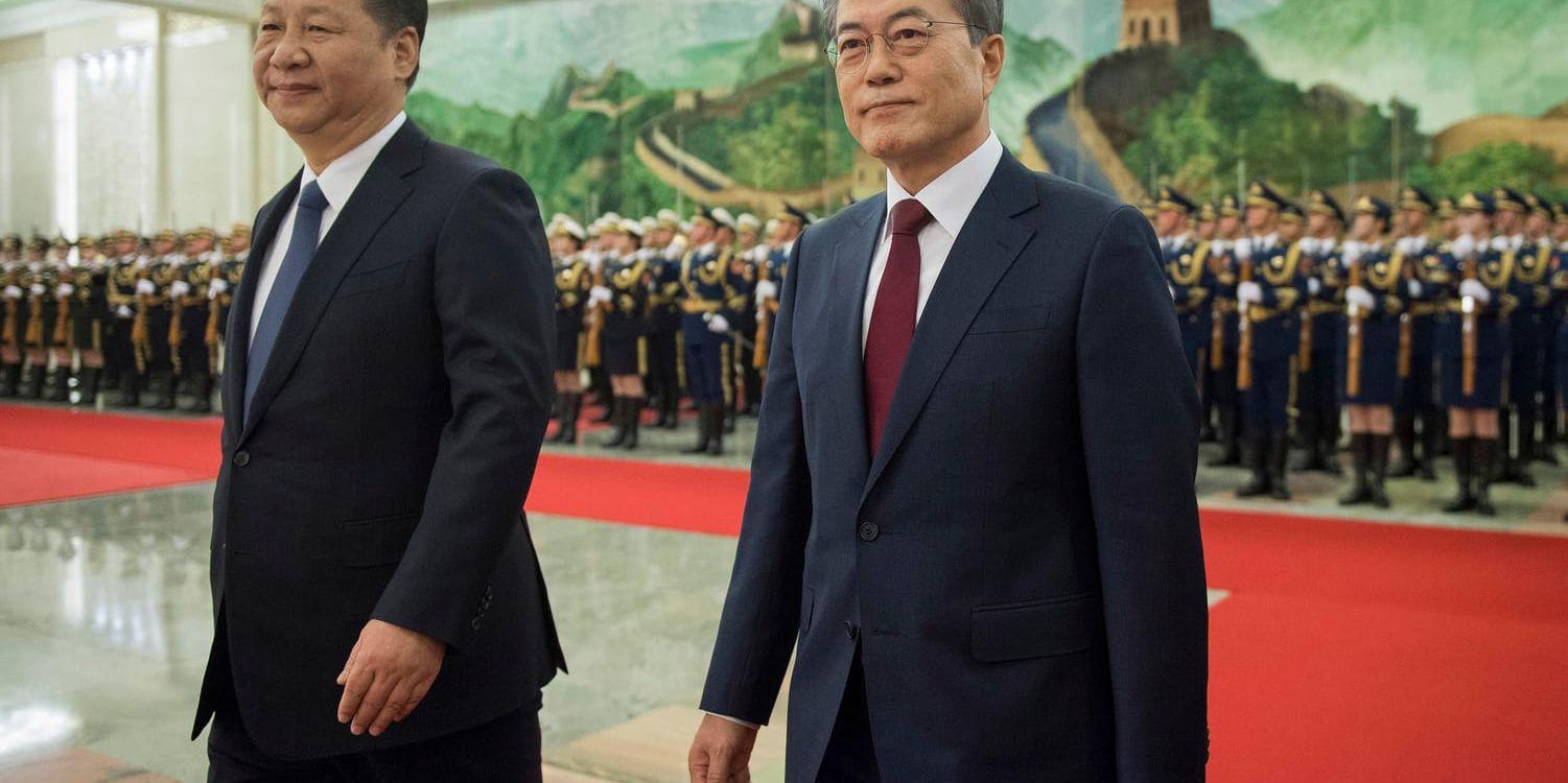Kinas president Xi Jinping välkomnar Sydkoreas Moon Jae-In vid en ceremoni i Peking.