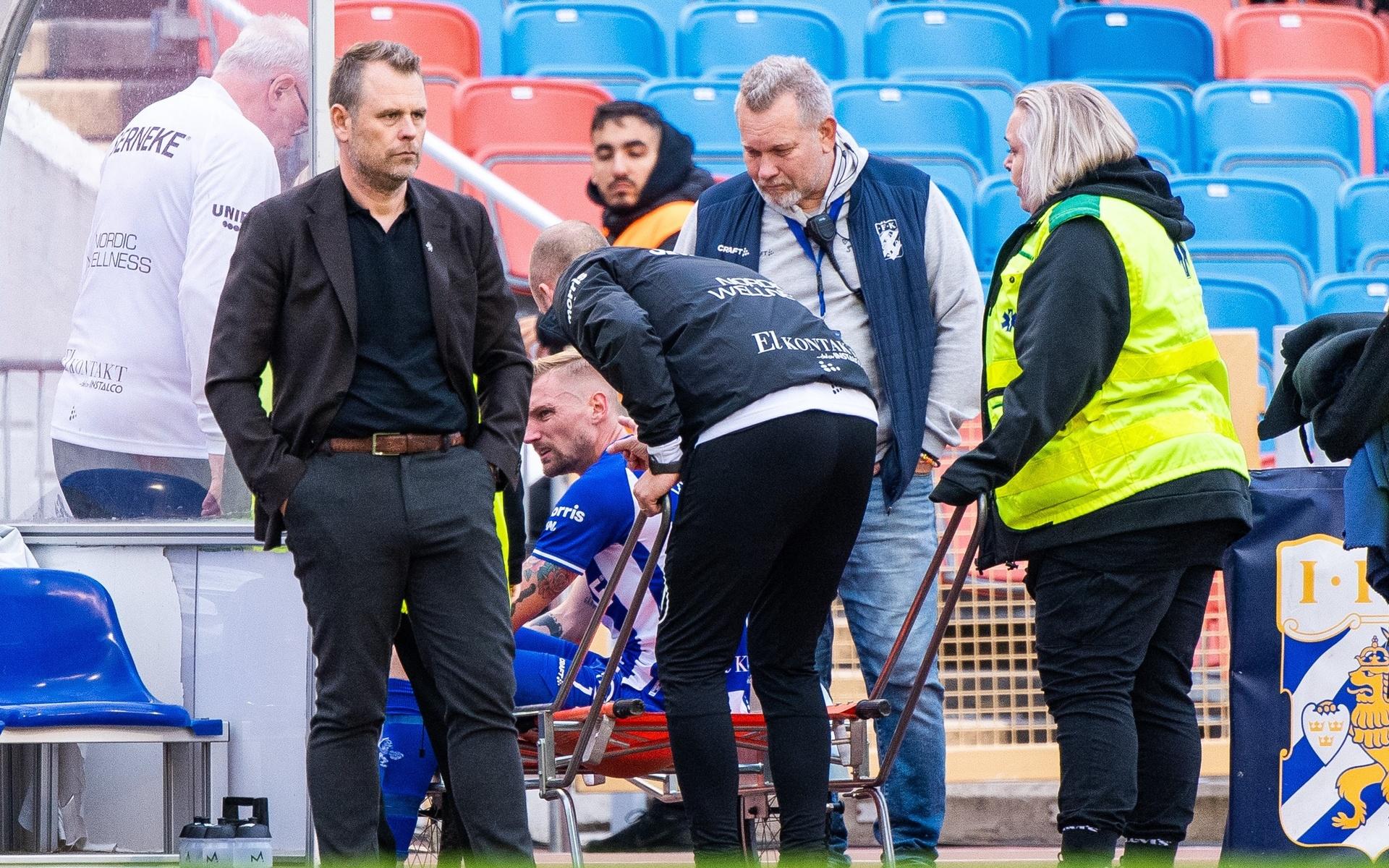 IFK Göteborgs Sebastian Eriksson lämnar planen på bår