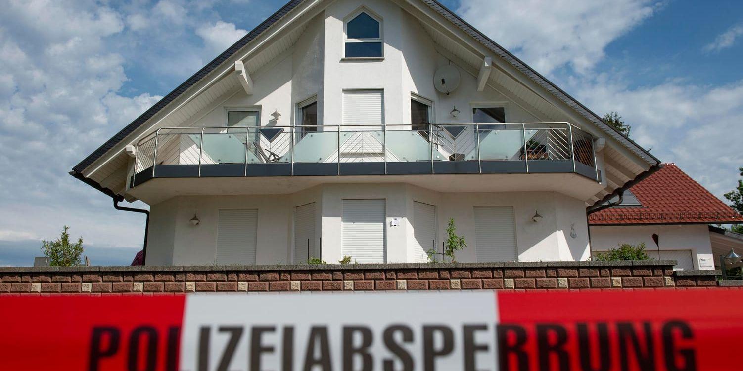 Polisavspärrning utanför Walter Lübckes hem i Kassel. Nu utlovar Tysklands regering åtgärder mot högerextremismen. Arkivbild.