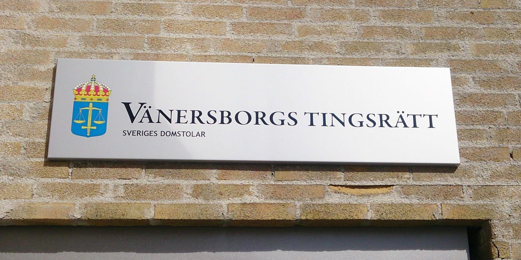 Mannen åtalas vid Vänersborgs tingsrätt, men nekar till brotten. Arkivbild.