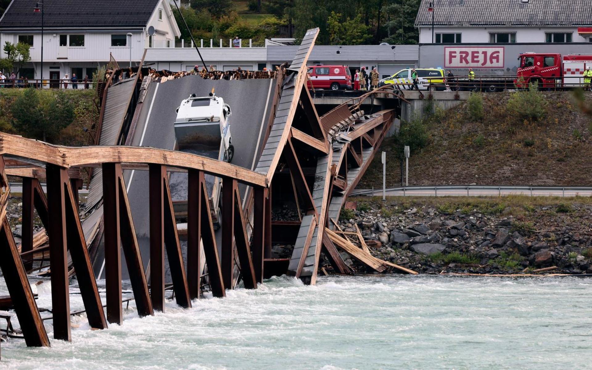 En lastbil och en personbil befann sig på bron när den kollapsade och personbilen ramlade ner i vattnet. Bild: Geir Olsen