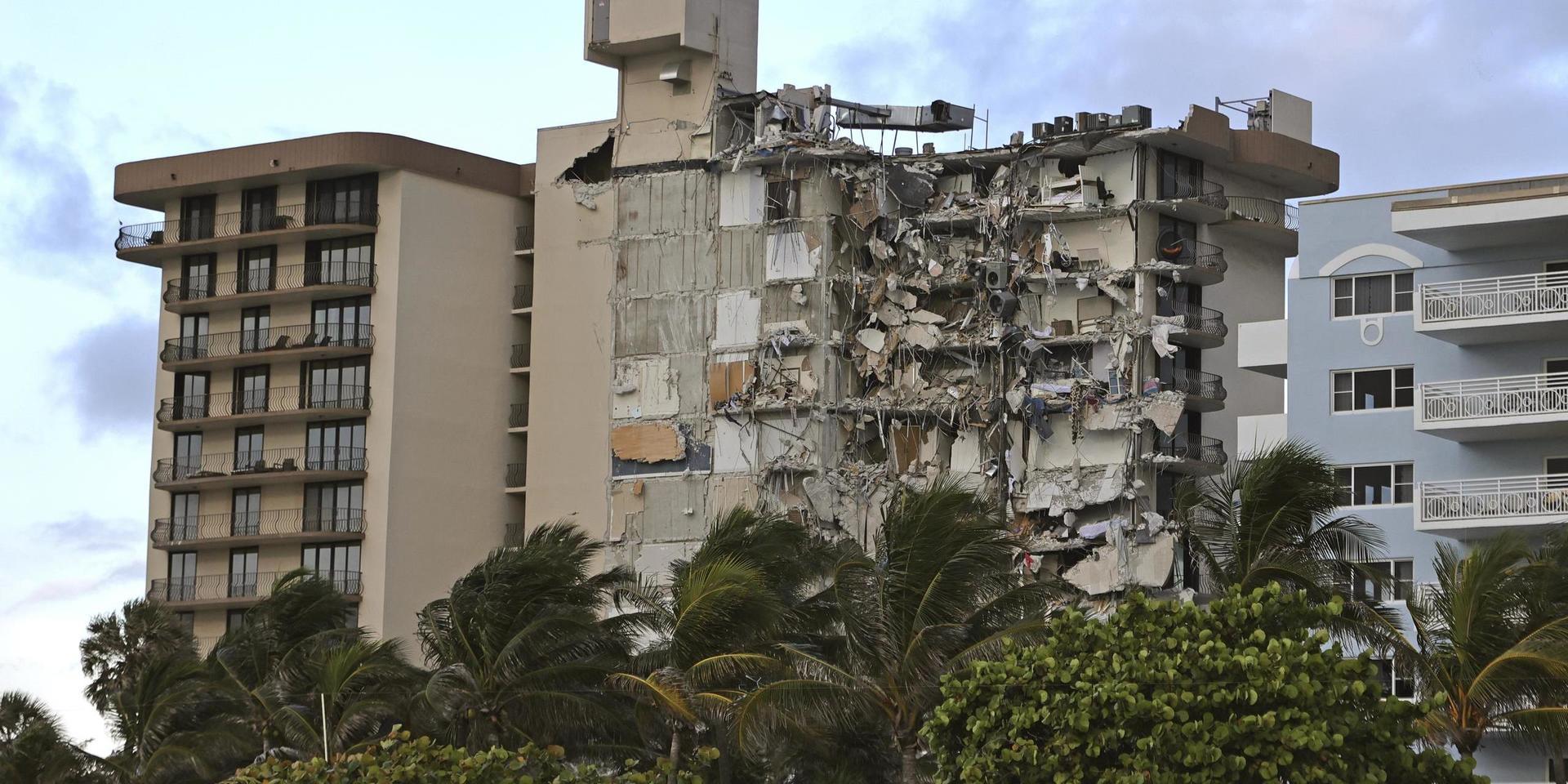 Ett bostadshus kollapsade i Miami under torsdagsmorgonen. Nästan 100 människor saknas efter raset. En person har bekräftats död.