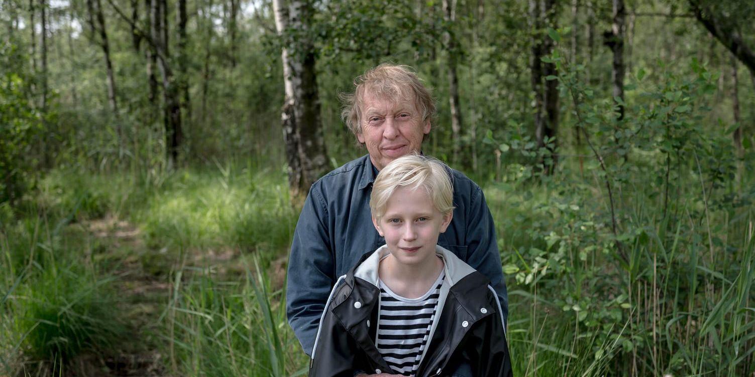 Sune (Elis Gerdt) får sällskap av sin morfar (Tomas von Brömssen) i den nya Sune-filmen.