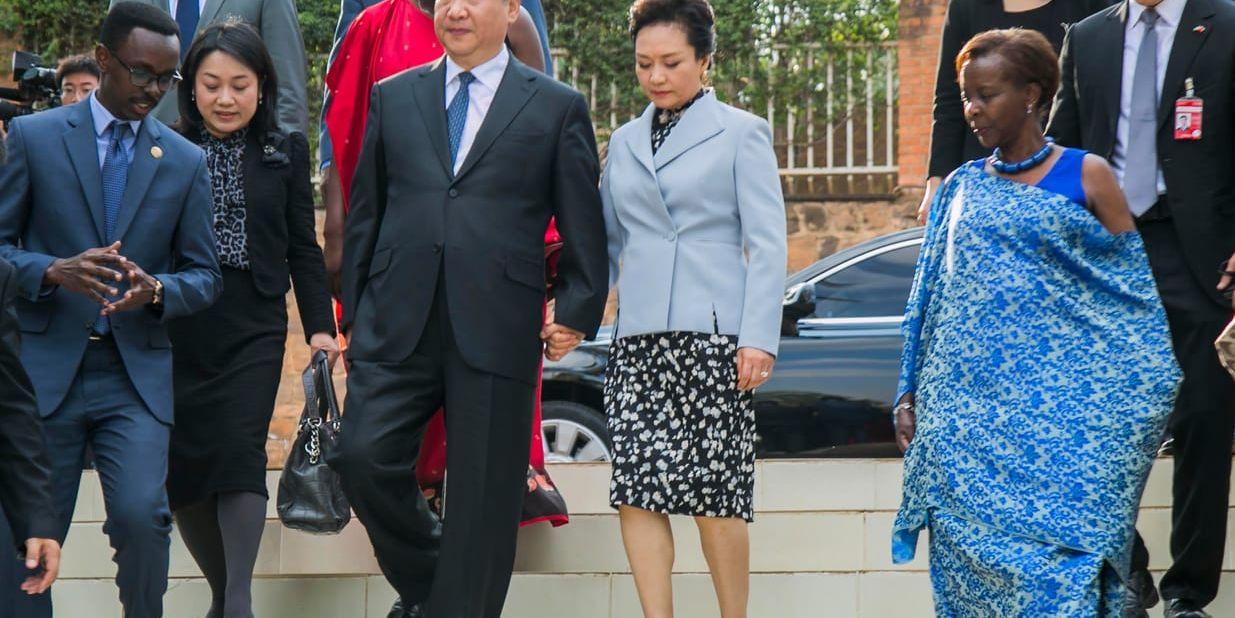 Kinas ledare Xi Jinping och hans fru Peng Liyuan går tillsammans med Rwandas utrikesminister Louise Mushikiwabo i huvudstaden Kigali sommaren 2018, i samband med att Kina utlovat 126 miljoner dollar, drygt en miljard kronor, i investeringar i Rwanda. Arkivbild.
