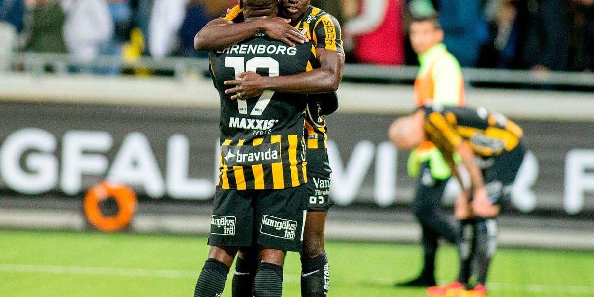 Häckens båda målskyttar Alhassan Kamara och John Owoeri kramar om varandra efter 2–2-derbyt mot IFK Göteborg.