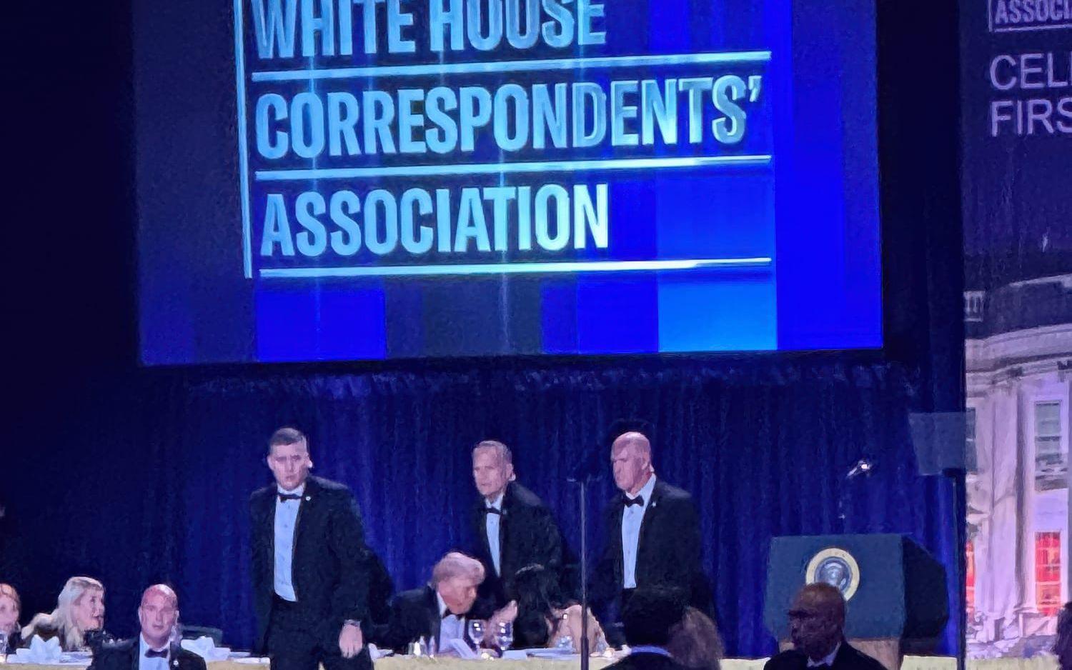 Säkerhetspersonal omringade Trump innan han togs av scenen i samband med händelsen. 