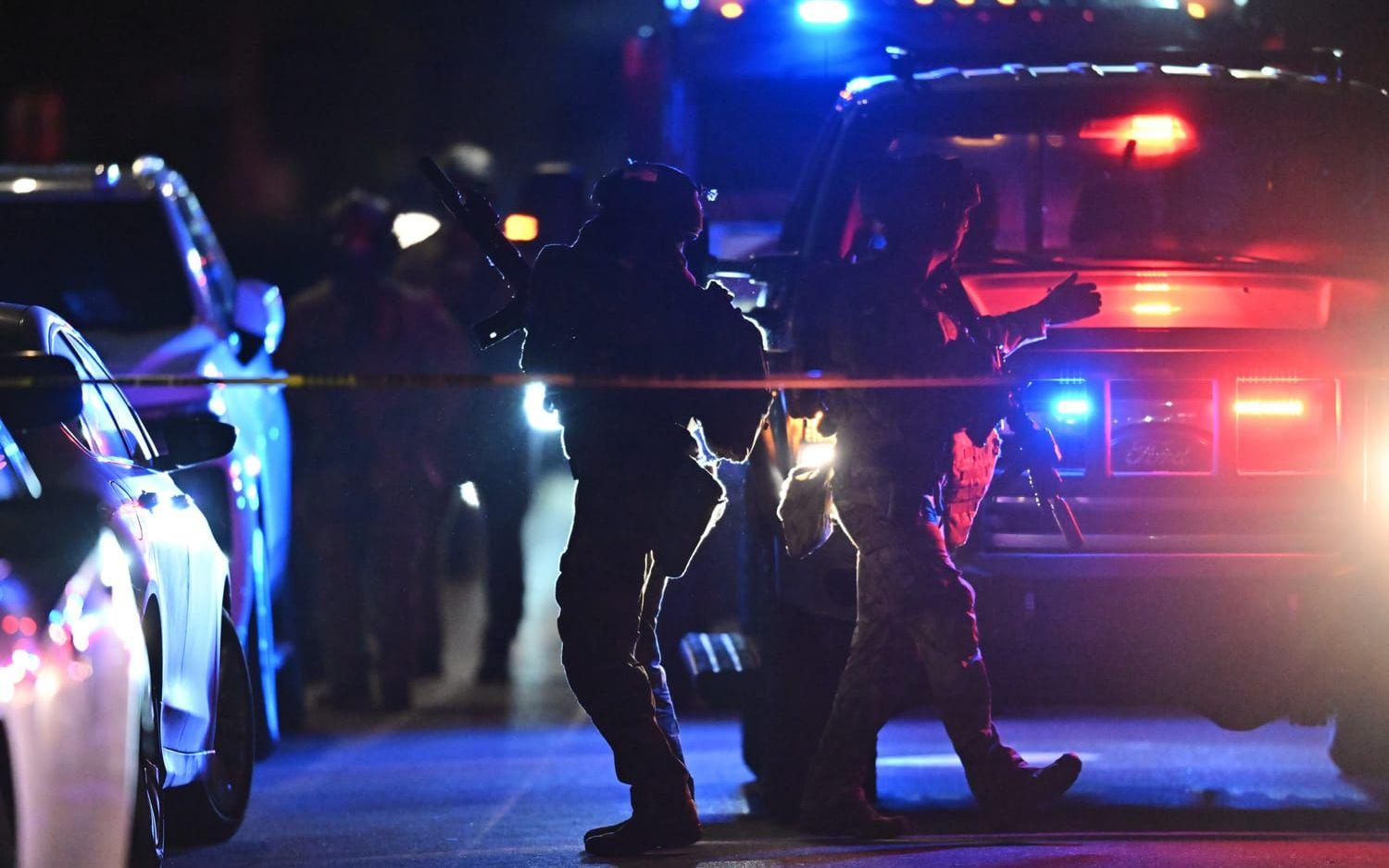 FBI söker igenom en adress i Kalifornien med koppling till den misstänkte gärningspersonen. 