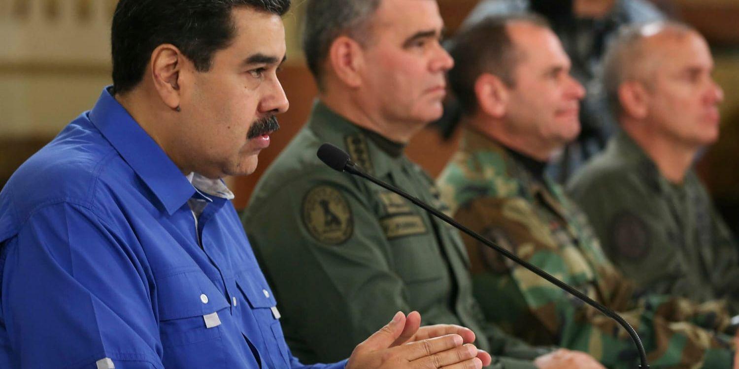 Venezuelas president Nicolás Maduro med höga militärer på onsdagen.