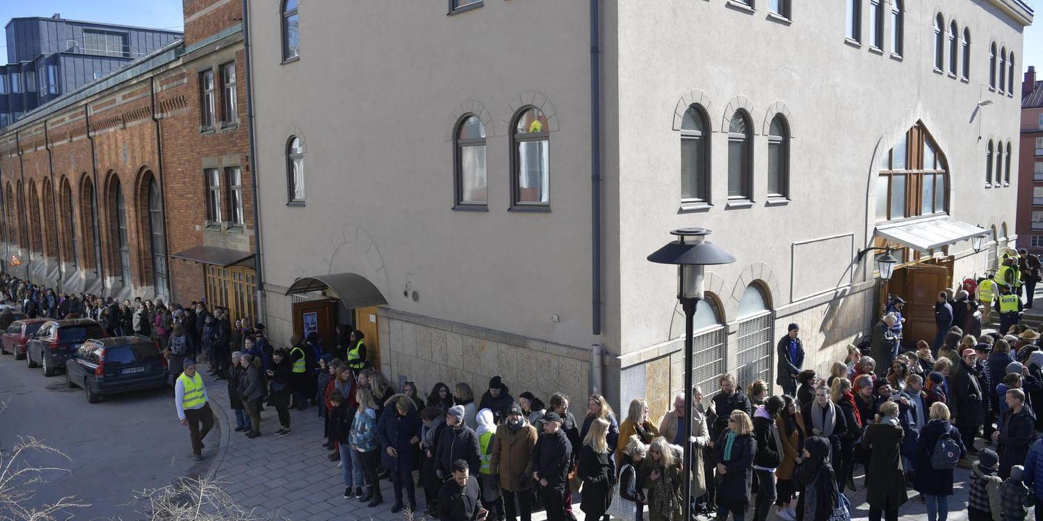 Uppslutningen var stor när en mänsklig kedja bildades runt Stockholms moské.