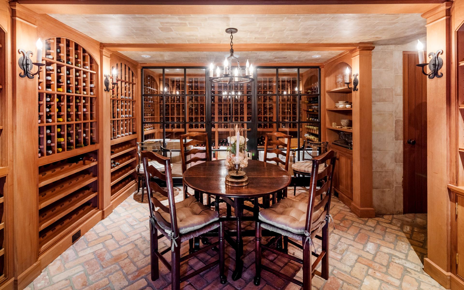 I Willams hus finns en vinkällare med avsmakningsrum. 