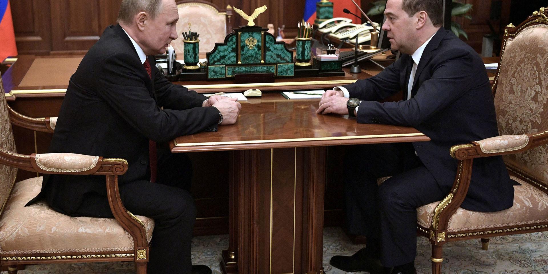 Rysslands president Vladimir Putin, till vänster, och premiärminister Dmitrij Medvedev träffas i Kreml och ger besked om hur landets styre ska förändras.