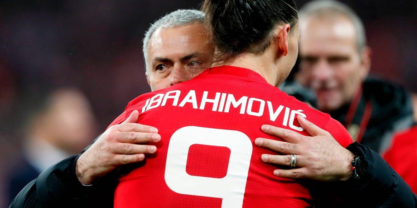 José Mourinho kramar om Zlatan Ibrahimovic. Arkivbild.