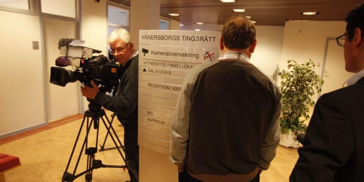 Vid tingsrätten i Vänersborg väntar media på att Saab ska lämna in sitt svar på varför rekonstruktionen inte ska avslutas. Klockan 13 hade svaret inte kommit in.