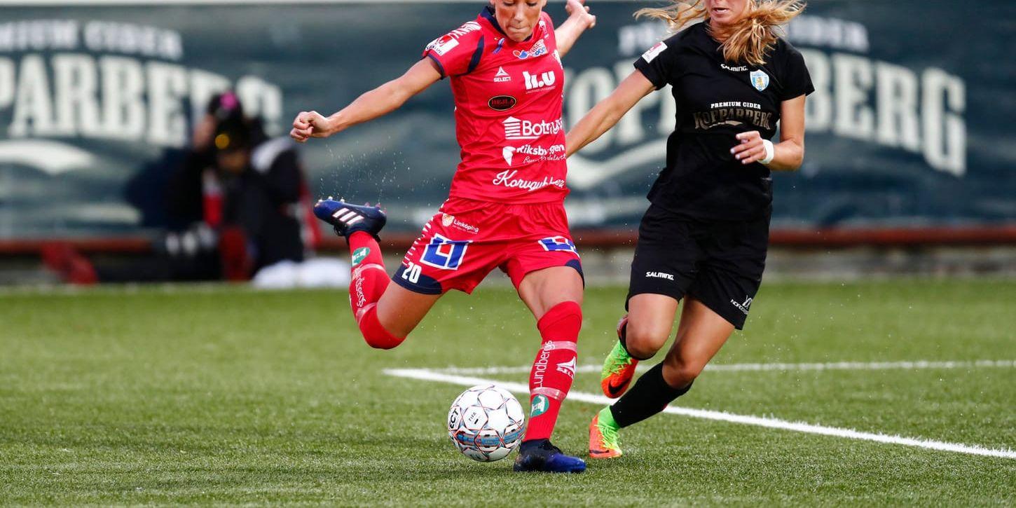 Nyförvärvet Anna Oskarsson (till vänster), här i duell med Sarah Teegarden i den allsvenska matchen mot Göteborg den 31 augusti, har fått chansen som högerback i Linköping efter att Jessica Samuelsson lämnat för spel i Arsenal.