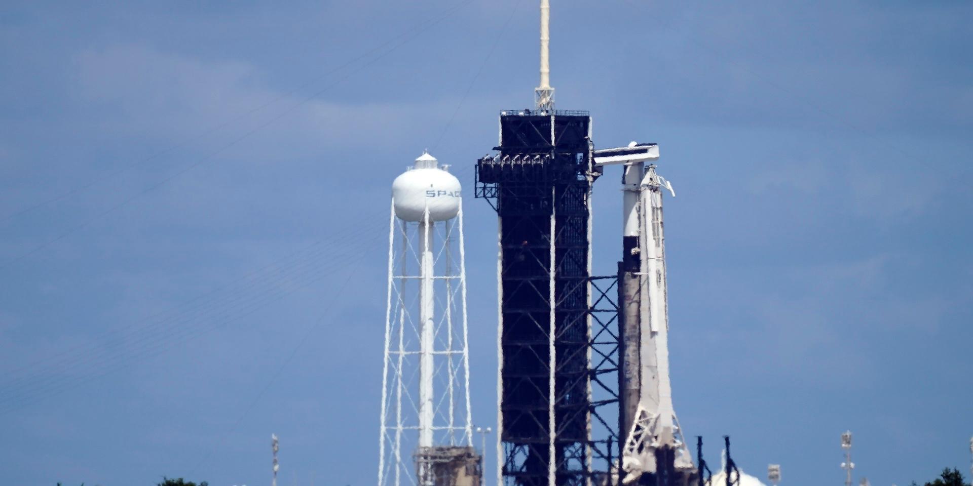 Rymdraketen Falcon 9 står redo i Cape Canaveral i Florida. Om vädret eller något annat skulle stoppa uppskjutningen natten till torsdagen svensk tid kommer nästa chans ett dygn senare.