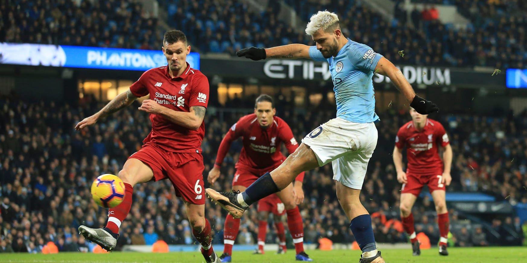 Sergio Agüero, här i blå tröja under en match mot serietvåan Liverpool, kan vinna Premier League igen. Arkivbild.